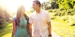 Een scène uit de video ‘Adviezen voor een gelukkig gezin’. Een gelukkig echtpaar loopt hand in hand over een pad.
