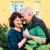 Muž i žena sretni i zagrljeni i nakon puno godina braka