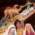 Kilkoro członków rodziny Noego wprowadza do arki zwierzęta i przynosi zapasy