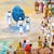 Kapłani trzymają na ramionach Arkę Przymierza i stoją w suchym korycie rzeki, a Izraelici przechodzą obok