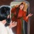 Um anjo fala para Maria Madalena sobre a ressurreição de Jesus