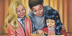 Três crianças lendo “Meu Livro de Histórias Bíblicas”