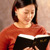 Една жена ја чита Библијата