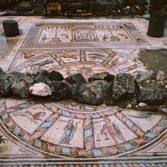 Piso de uma sinagoga antiga em Tiberíades, Israel