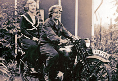 Charlotte Müller e Ilse Unterdörfer su una motocicletta.