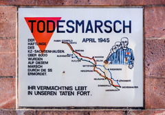 Ein Gedenkstein mit der Route des Todesmarsches von Sachsenhausen.