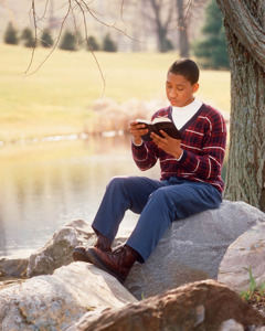 Ein junger Mann liest in der Bibel