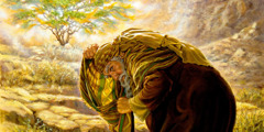 Musa yanan çalının önünde yüzünü örtüyor