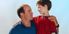 Отац се сагнуо да би загрлио сина и обраћа му се с благошћу