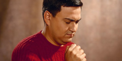 Een man bidt vurig tot Jehovah God