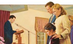 משפחה מקשיבה לתפילה הנאמרת באסיפה