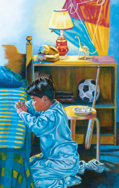 ילד כורע לצד מיטתו ומתפלל