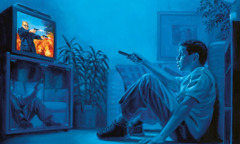 Ein Junge sieht sich heimlich Gewalt im Fernsehen an