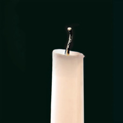 Una vela con la llama apagada