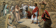 Jesus oppreiser Lasarus, roper at han skal komme ut av grotten mens familie og venner viser glede