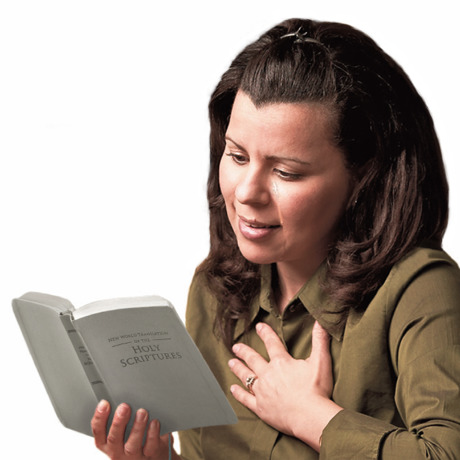Una mujer que ha perdido a un ser querido halla consuelo en la lectura de la Biblia