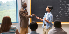 Um professor permite que um aluno rebelde mostre à classe uma suposta solução para um problema difícil