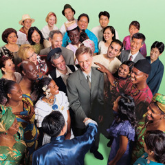 Um homem é bem recebido em um grupo feliz de Testemunhas de Jeová de países diferentes