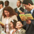 Sretna obitelj pjeva na sastanku Jehovinih svjedoka