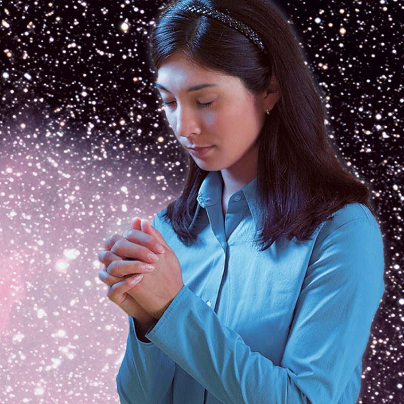 Uma mulher orando sob os céus estrelados