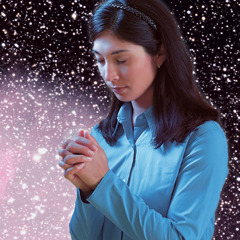 星空のもとで女性が祈っている