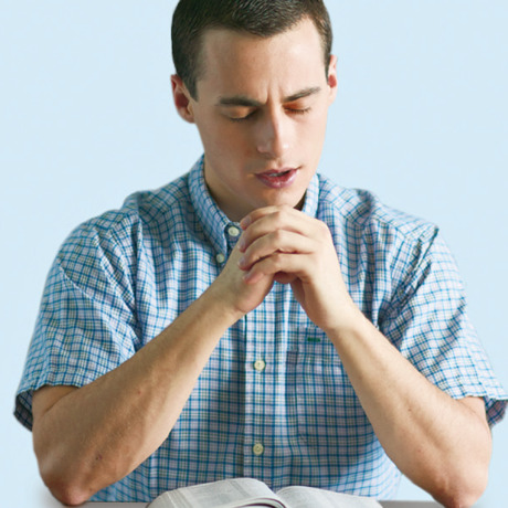 Un estudiante de la Biblia hace su oración de dedicación a Dios