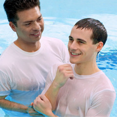 Seorang pria Kristen membaptis seorang murid baru, mengangkatnya dari dalam air