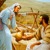 Chúa Giê-su nói chuyện với người phụ nữ Sa-ma-ri bên giếng nước.