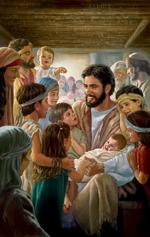 Jesús tekur hlýlega utan um börn á ýmsum aldri meðan foreldrarnir horfa á.