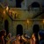 الجنود يأخذون يسوع وهو ينظر الى الساحة في الاسفل ويرى بطرس ينكره