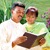 Esposo y esposa leyendo la Biblia juntos