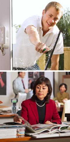 Un hombre joven limpiando ventanas y una mujer trabajando en una oficina