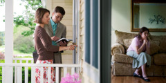 Um casal na pregação toca a uma porta, enquanto uma mulher está dentro de casa a orar.