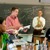 Un adolescent parlant amb el seu professor i els seus companys en una classe de ciència.