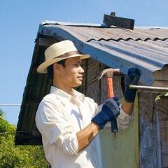 Um homem construindo uma casa