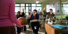 Ein Schüler steckt in der Zwickmühle, weil seine Lehrerin vor der Klasse über die Evolution spricht