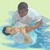 ایک آدمی بپتسمہ لے رہا ہے۔‏