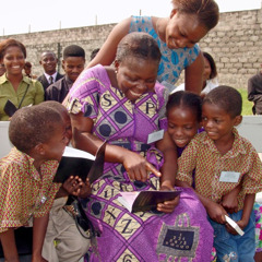 Kinshasa-Kongóban néhányan A Szentírás új világ fordítását csodálják