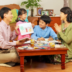 En familj gläder sig åt att studera Bibeln tillsammans