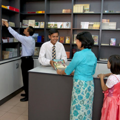 Um servo ministerial ajudando a distribuir publicações