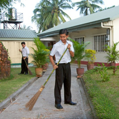 Um servo ministerial ajudando na manutenção do Salão do Reino