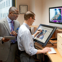 Два Јеховина сведока раде у Одељењу за графички дизајн у Бетелу