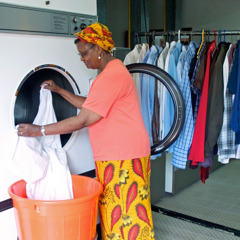 Et af Jehovas Vidner der arbejder i vaskeriet på Betel i Kenya