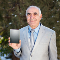 Мужчина держит книгу, переведенную Свидетелями Иеговы (Армения)
