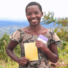 Девушка держит книгу, переведенную Свидетелями Иеговы (Бурунди)