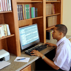 Um homem usando a ferramenta de pesquisa Watchtower Library (Biblioteca da Torre de Vigia)