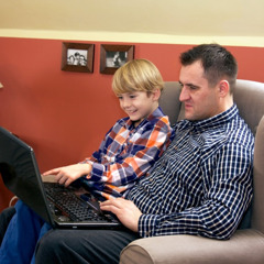 Padre e figlio che usano il computer