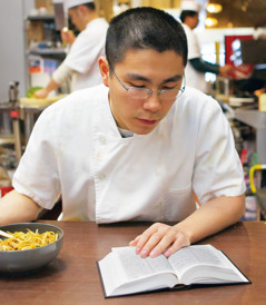 Mladić čita Sveto pismo tokom pauze na poslu