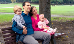 Une famille assise sur un banc dans un parc