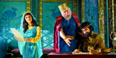 Un jeune homme écrit le second décret que lui dictent Esther et Mordekaï